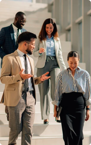 Collaborateurs d’un cabinet d’expertise comptable échangeant dans un escalier de bureaux