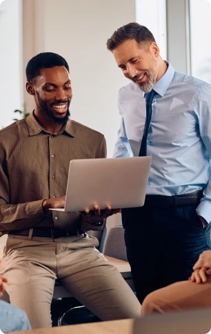 Un expert-comptable conseille un dirigeant devant un ordinateur portable lors d’un rendez-vous