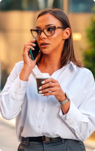 Collaboratrice du cabinet en échange téléphonique avec un client dirigeant d’entreprise