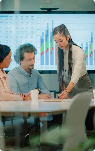 Réunion de présentation des indicateurs financiers d’une entreprise sur grand écran