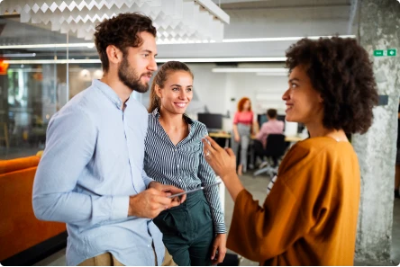 Trois dirigeants d’entreprise échangent dans un open space sur leurs enjeux de croissance