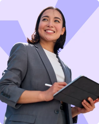 Experte-comptable souriante avec sa tablette, dédiée à l’accompagnement des dirigeants d’entreprise