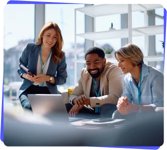 Rendez-vous de conseil entre l’équipe du cabinet Excelia Conseil et des clients autour d’un ordinateur portable